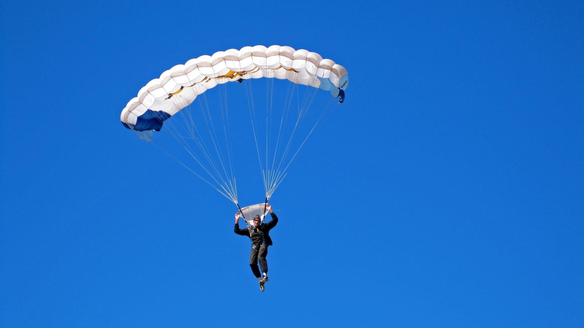 开云体育官网下载安装-“非洲雄狮”雪地奔袭90米破门！冬奥热搜第一！，最新非洲雄狮纪录片